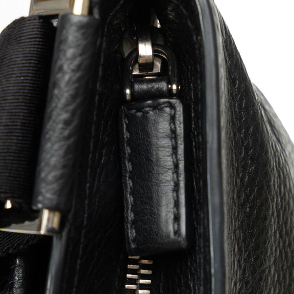 プラダ 三角ロゴプレート 斜め掛け ショルダーバッグ ブラック レザー レディース PRADA 【中古】