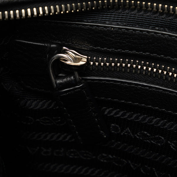 プラダ 三角ロゴプレート 斜め掛け ショルダーバッグ ブラック レザー レディース PRADA 【中古】