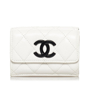 シャネル マトラッセ ココマーク  三つ折り財布 ホワイト キャビアスキン レディース CHANEL 【中古】