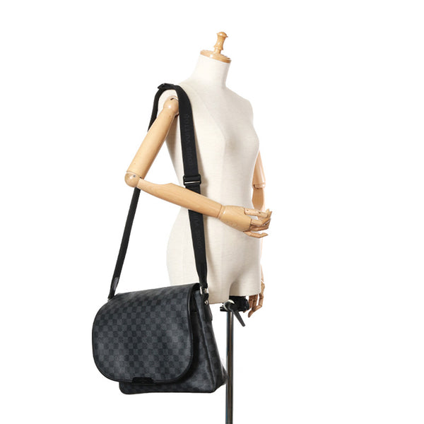 ルイ ヴィトン ダミエグラフィット ダニエルMM N58029 ブラック PVC レザー 斜め掛け ショルダーバッグ メンズ LOUIS VUITTON 【中古】