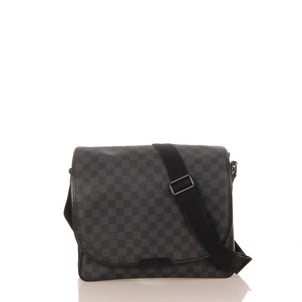ルイ ヴィトン ダミエグラフィット ダニエルMM N58029 ブラック PVC レザー 斜め掛け ショルダーバッグ メンズ LOUIS VUITTON 【中古】