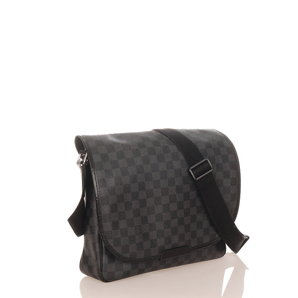 ルイ ヴィトン ダミエグラフィット ダニエルMM N58029 ブラック PVC レザー 斜め掛け ショルダーバッグ メンズ LOUIS VUITTON 【中古】