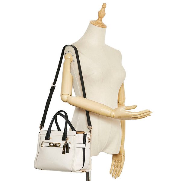 コーチ スワッガー27 キャリーオール ハンドバッグ 斜め掛けショルダーバッグ 2WAY オフホワイト レザー レディース COACH 【中古】