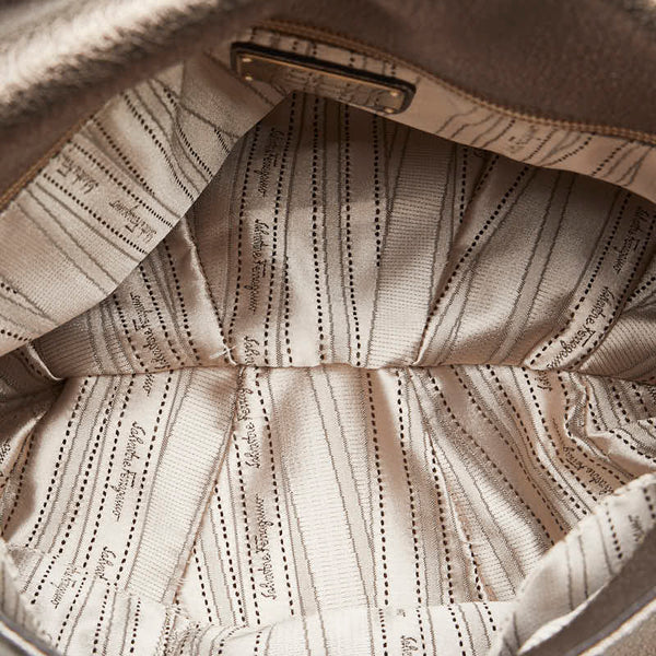 サルヴァトーレフェラガモ ガンチーニ タッセル ショルダーバッグ FJ-21 C450 レザー レディース Salvatore Ferragamo 【中古】