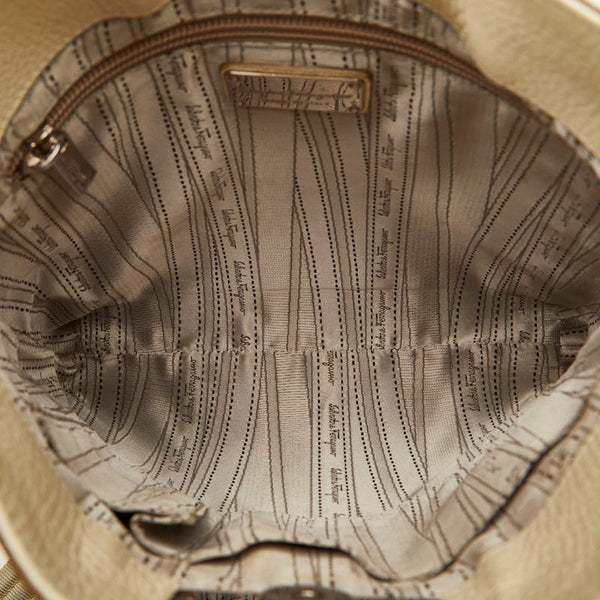 サルヴァトーレフェラガモ ガンチーニ 斜め掛け ショルダーバッグ AU-21 B499 アイボリー ホワイト レザー レディース Salvatore Ferragamo 【中古】