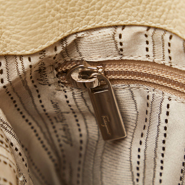 サルヴァトーレフェラガモ ガンチーニ 斜め掛け ショルダーバッグ AU-21 B499 アイボリー ホワイト レザー レディース Salvatore Ferragamo 【中古】