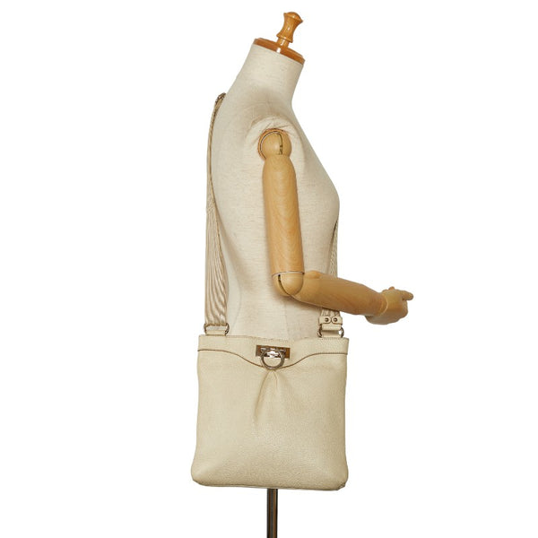 サルヴァトーレフェラガモ ガンチーニ 斜め掛け ショルダーバッグ AU-21 B499 アイボリー ホワイト レザー レディース Salvatore Ferragamo 【中古】