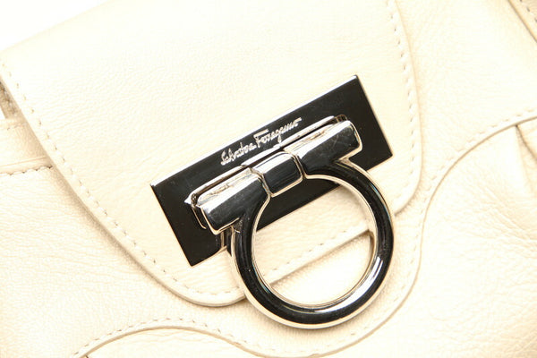 ガンチーニ AU-21 6317 クリーム ホワイト レザー ハンドバッグ レディース 中古