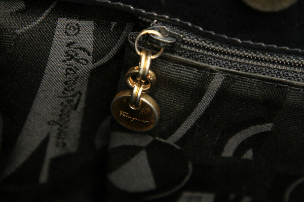 サルヴァトーレフェラガモ ヴァラ AN 21 2530 ブラック レザー ショルダーバッグ レディース Salvatore Ferragamo 中古