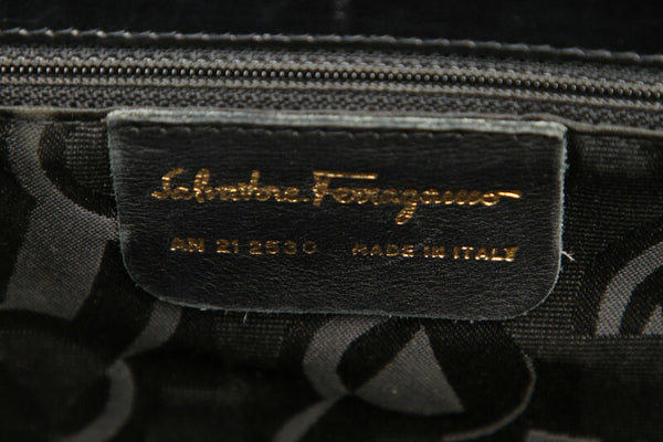 サルヴァトーレフェラガモ ヴァラ AN 21 2530 ブラック レザー ショルダーバッグ レディース Salvatore Ferragamo 中古