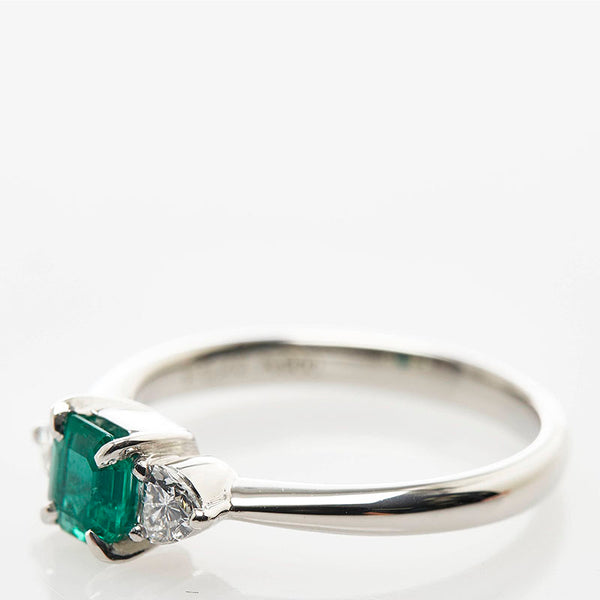 Pt900 プラチナ エメラルド0.42ct ダイヤ0.25ct リング 指輪 レディース 11号 【中古】