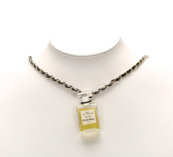シャネル No.19 EAU DE PARFUM ゴールド ブラック メッキ ラムスキン ネックレス レディース CHANEL 中古