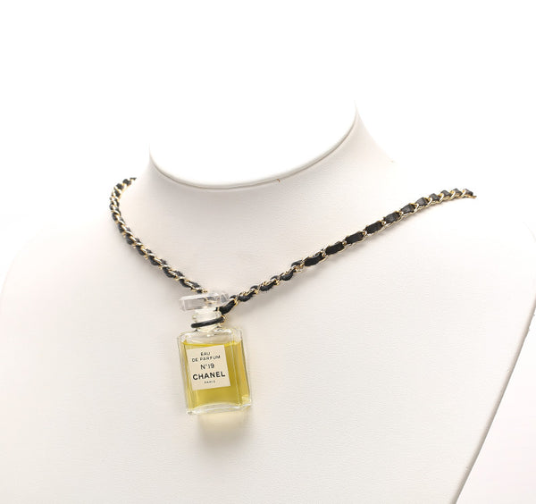 シャネル No.19 EAU DE PARFUM ゴールド ブラック メッキ ラムスキン ネックレス レディース CHANEL 中古