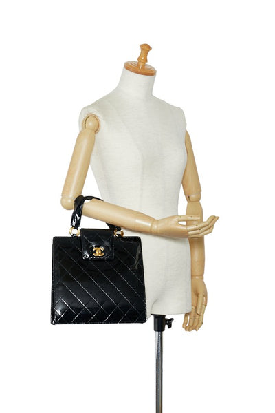 シャネル マトラッセ ココマーク ハンドバッグ ブラック パテントレザー レディース CHANEL 【中古】