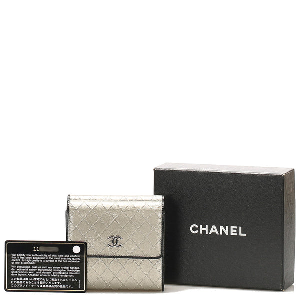 シャネル メタリックグリーン シルバー レザー 三つ折り財布 レディース CHANEL 中古