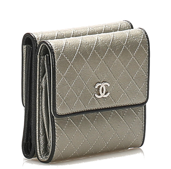シャネル メタリックグリーン シルバー レザー 三つ折り財布 レディース CHANEL 中古