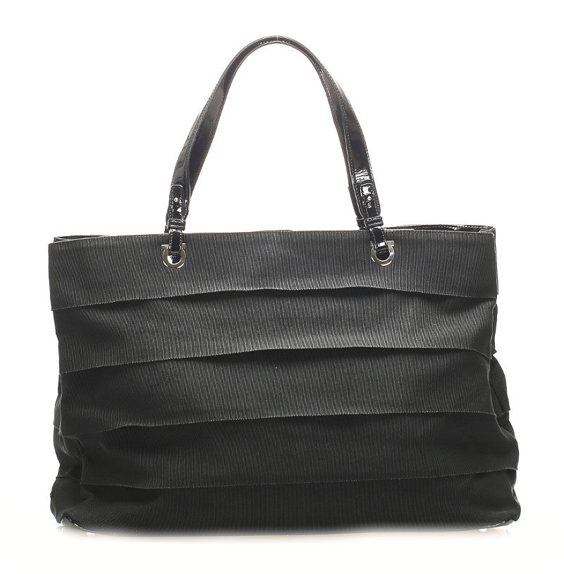 サルヴァトーレフェラガモ ガンチーニ ティアード AU-21-3302 ブラック キャンバス エナメル トートバッグ レディース Salvatore Ferragamo 【中古】