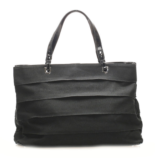 サルヴァトーレフェラガモ ガンチーニ ティアード AU-21-3302 ブラック キャンバス エナメル トートバッグ レディース Salvatore Ferragamo 【中古】