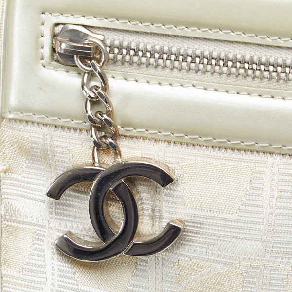 シャネル ニュートラベルライン ココマーク 斜め掛け ショルダーバッグ ホワイト キャンバス レザー レディース CHANEL 【中古】