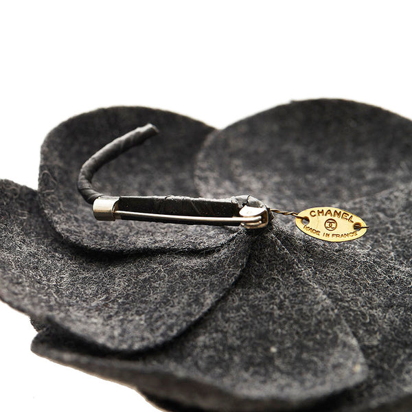 シャネル カメリア ブローチ グレー ウール レディース CHANEL 【中古】