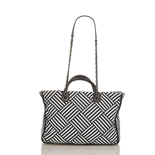 シャネル クロスステッチ ブラック ホワイト キャンバス カーフ チェーンショルダーバッグ レディース CHANEL 【中古】