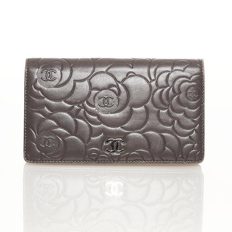 シャネル ココマーク カメリア 型押し 二つ折り財布 グレー ホワイト ラムスキン レディース CHANEL 【中古】