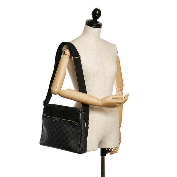 ルイ ヴィトン ダミエ グラフィット デイトンPM 斜め掛け ショルダーバッグ N41408 ブラック PVC レザー レディース LOUIS VUITTON 【中古】