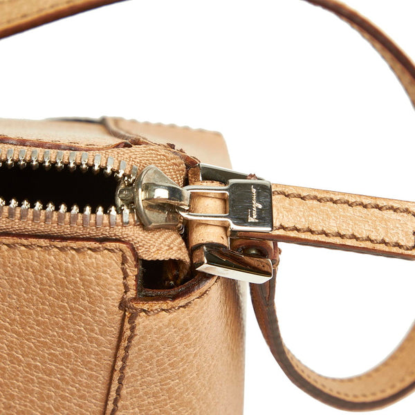 サルヴァトーレフェラガモ AU-21 2397 ベージュ レザー アクセサリーポーチ レディース Salvatore Ferragamo 中古