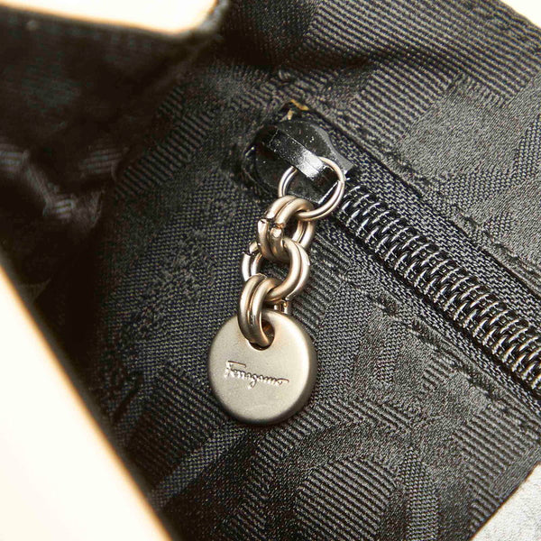 サルヴァトーレフェラガモ AQ-21 8691 ベージュ レザー ショルダーバッグ レディース Salvatore Ferragamo 中古