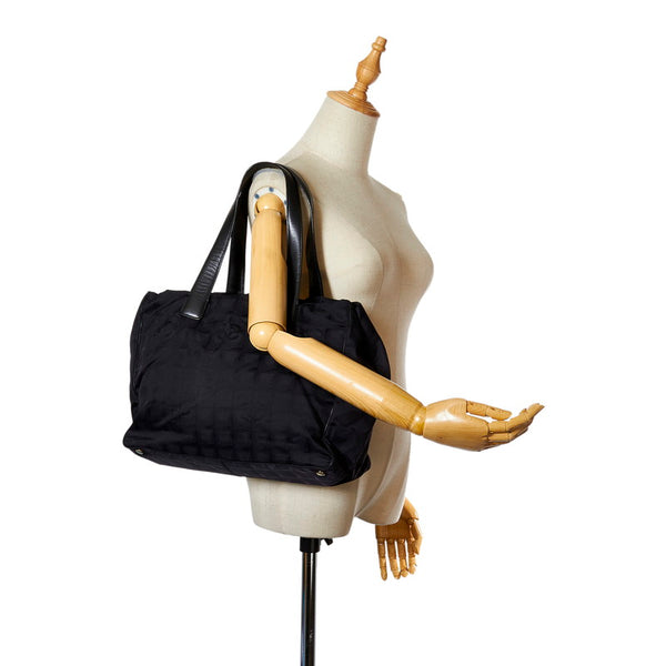 シャネル ニュートラベル ブラック ナイロン トートバッグ レディース CHANEL 【中古】
