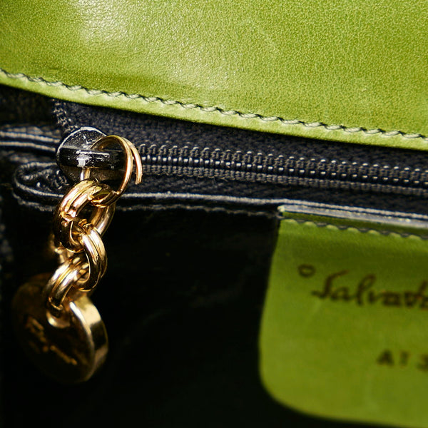 サルヴァトーレフェラガモ ガンチーニ AT3151 グリーン レザー 斜め掛け ショルダーバッグ レディース Salvatore Ferragamo 【中古】