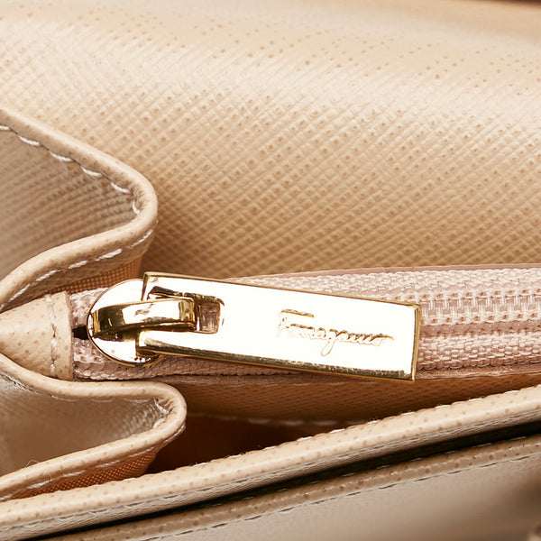 サルヴァトーレフェラガモ ヴァラリボン IY-22 B559 ベージュ レザー 長財布 レディース Salvatore Ferragamo 【中古】