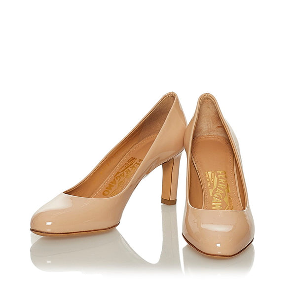 サルヴァトーレフェラガモ ベージュ エナメル パンプス レディース Salvatore Ferragamo 【中古】