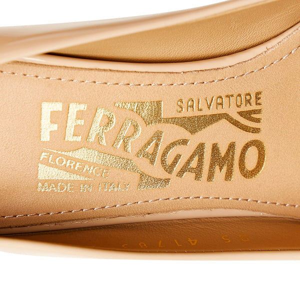 サルヴァトーレフェラガモ ベージュ エナメル パンプス レディース Salvatore Ferragamo 【中古】