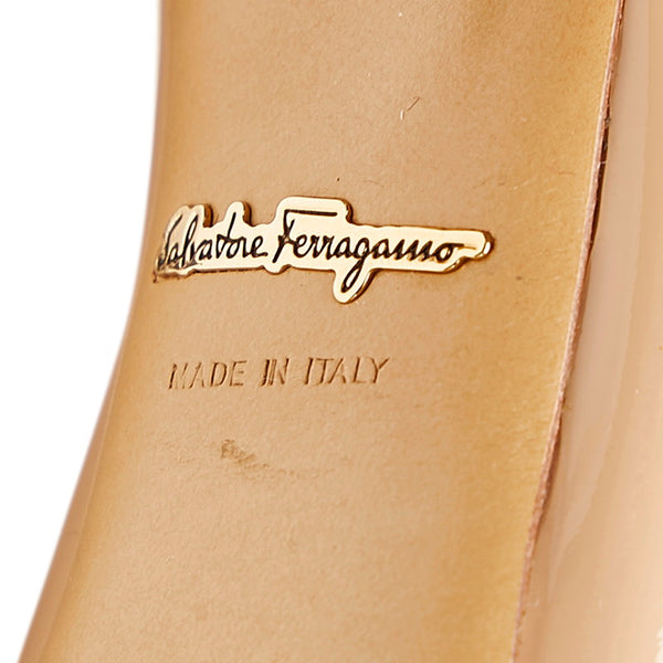 サルヴァトーレフェラガモ ベージュ エナメル パンプス レディース Salvatore Ferragamo 【中古】