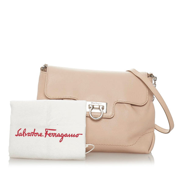 サルヴァトーレフェラガモ ガンチーニ AB-21 D659 ピンクベージュ レザー 斜め掛け チェーン ショルダーバッグ レディース Salvatore Ferragamo 【中古】
