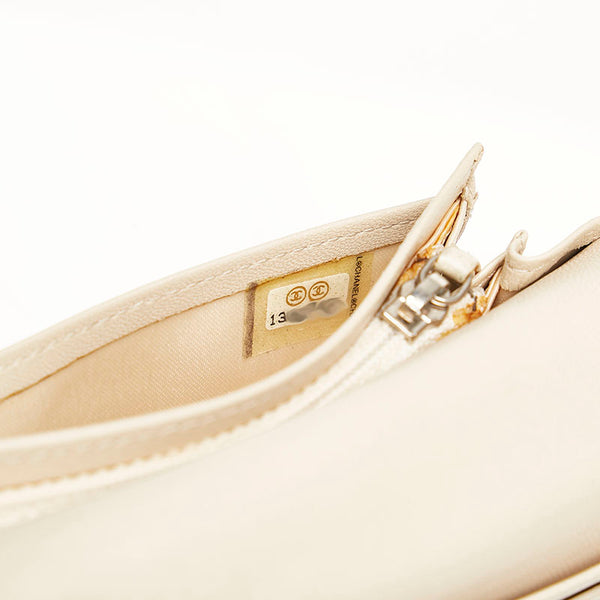 シャネル ココマーク カメリア 型押し 二つ折り財布 グレー ホワイト ラムスキン レディース CHANEL 【中古】