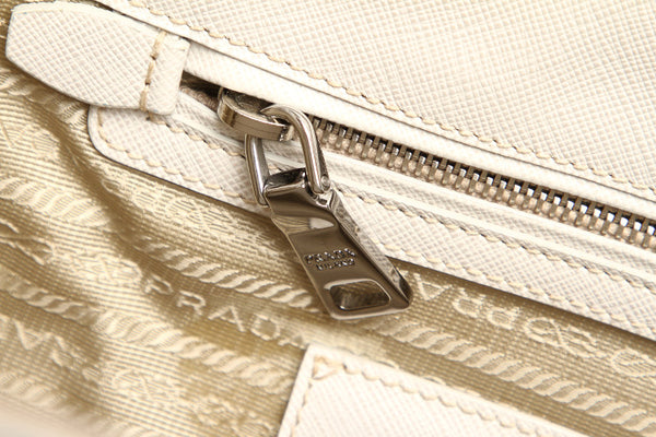 プラダ スタッズ ホワイト 白 レザー サファイアーノ ハンドバッグ ショルダーバッグ 2WAY レディース PRADA 中古
