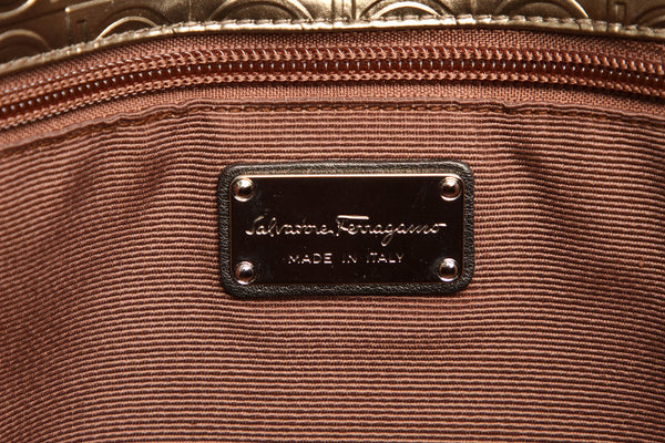 サルヴァトーレフェラガモ ガンチーニ AU-21 B475 ゴールド パテントレザー トートバッグ レディース Salvatore Ferragamo 中古