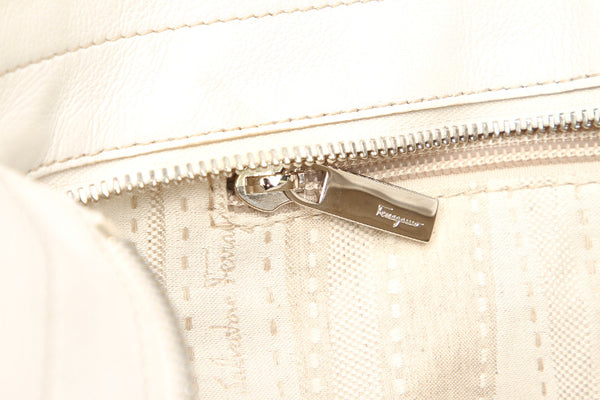 サルヴァトーレフェラガモ ガンチーニ スタッズ FJ-21 D893 ホワイト レザー ハンドバッグ レディース Salvatore Ferragamo 中古