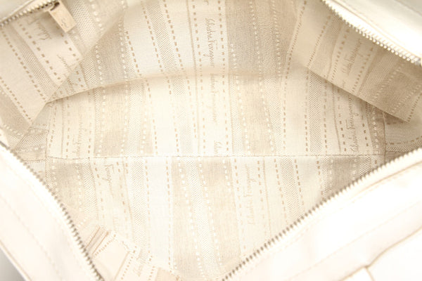 サルヴァトーレフェラガモ ガンチーニ スタッズ FJ-21 D893 ホワイト レザー ハンドバッグ レディース Salvatore Ferragamo 中古