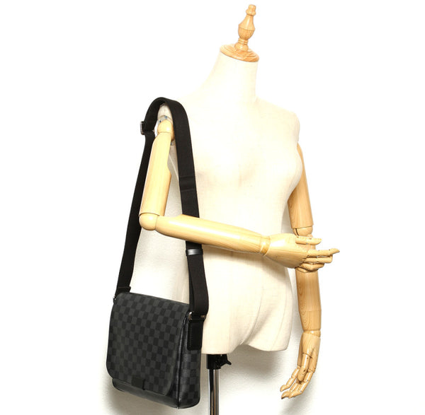 ルイ ヴィトン ダミエグラフィット ディストリクト N41028 グレー PVC レザー 斜め掛け ショルダーバッグ メンズ LOUIS VUITTON 中古