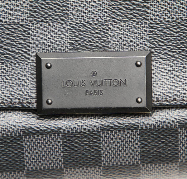 ルイ ヴィトン ダミエグラフィット ディストリクト N41028 グレー PVC レザー 斜め掛け ショルダーバッグ メンズ LOUIS VUITTON 中古