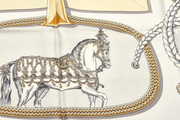 エルメス カレ 盛装の馬 アイボリー シルク スカーフ レディース HERMES 中古