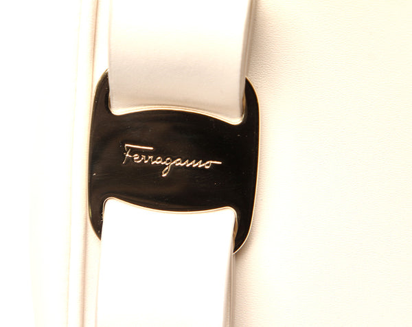 サルヴァトーレフェラガモ ヴァラリボン AU-21 H498 ベージュ ホワイト レザー ショルダーバッグ レディース Salvatore Ferragamo 中古