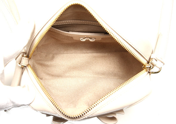 サルヴァトーレフェラガモ ヴァラリボン AU-21 H498 ベージュ ホワイト レザー ショルダーバッグ レディース Salvatore Ferragamo 中古