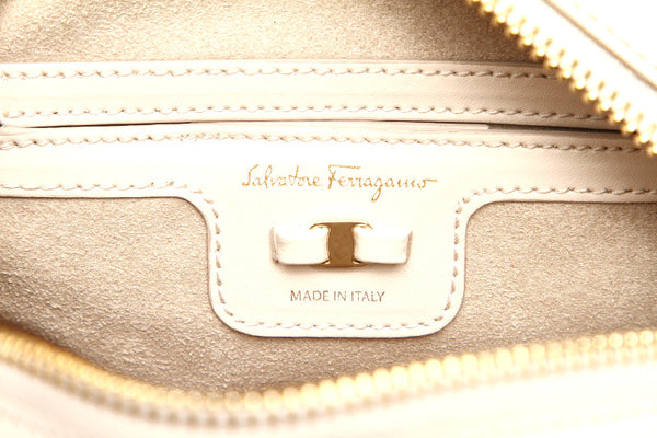 サルヴァトーレフェラガモ ヴァラリボン AU-21 H498 ベージュ ホワイト レザー ショルダーバッグ レディース Salvatore Ferragamo 中古