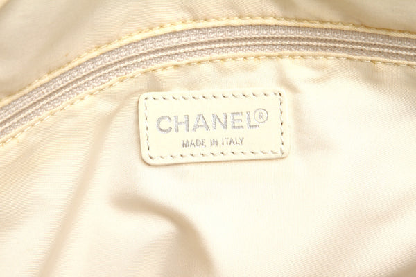 シャネル ニュートラベル ナイロン レザー ショルダーバッグ レディース CHANEL 中古