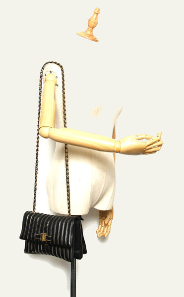 サルヴァトーレフェラガモ ヴァラリボン AU-21 F164 ブラック 黒 レザー ショルダーバッグ レディース Salvatore Ferragamo 中古