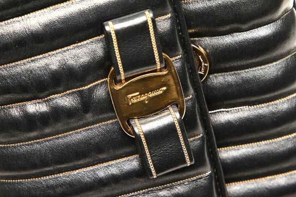 サルヴァトーレフェラガモ ヴァラリボン AU-21 F164 ブラック 黒 レザー ショルダーバッグ レディース Salvatore Ferragamo 中古